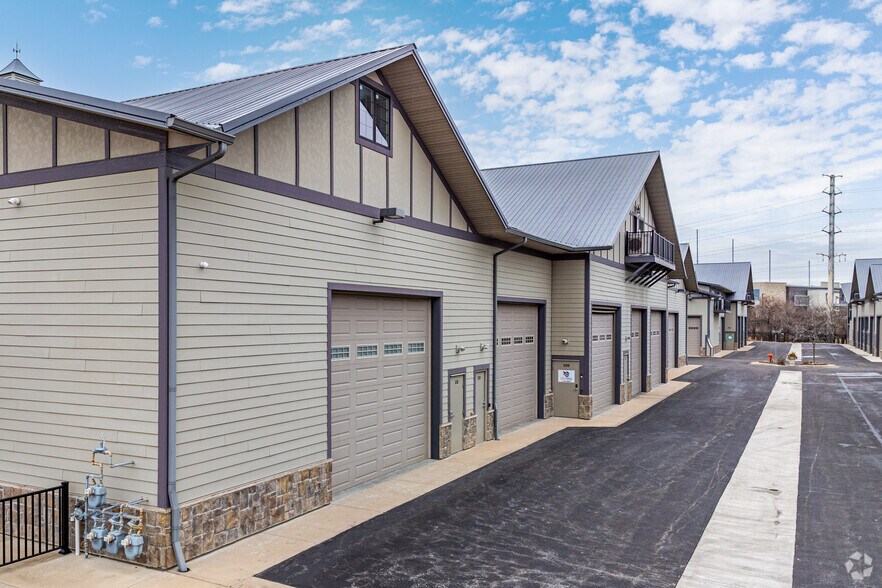 More Photos Of 2220 Ferry Rd, Naperville Showroom For Sale