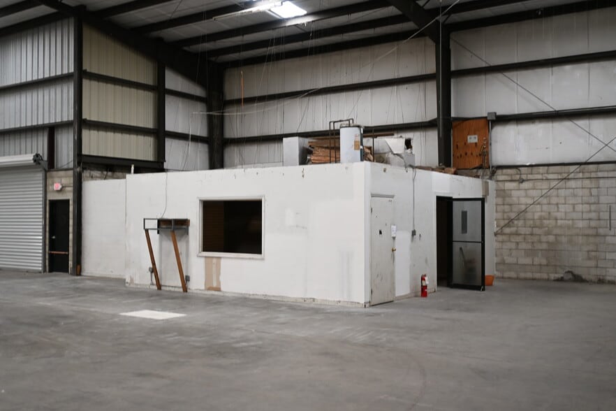 More Photos Of 6211 Anderson Rd, Tampa Warehouse For Lease