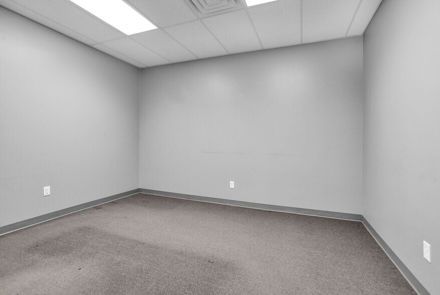 More Photos Of 2418 N Frazier, Conroe Warehouse For Lease