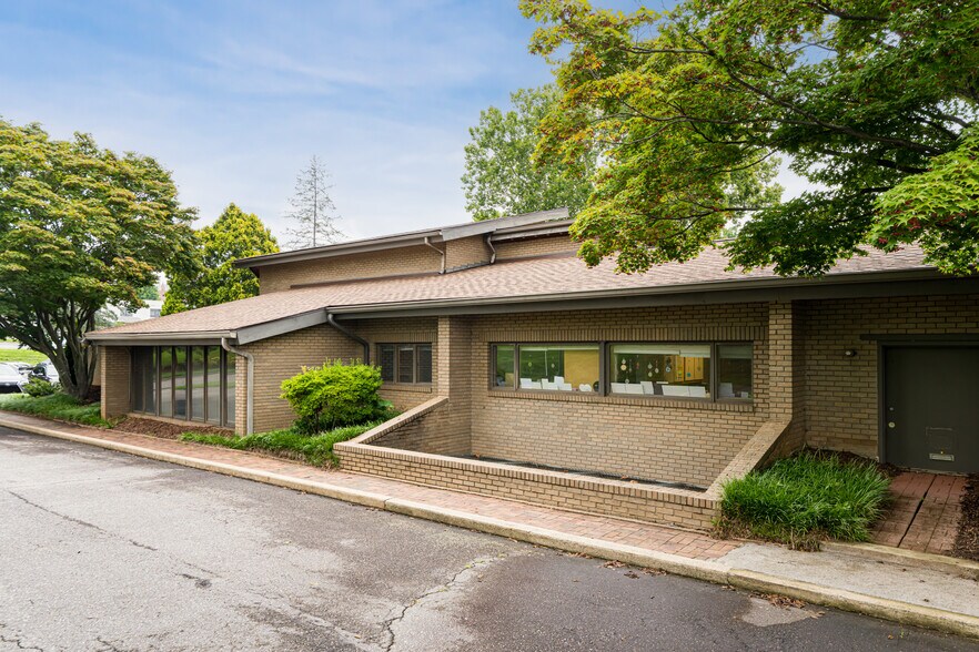 More Photos Of 90 Asheland Ave, Asheville Medical For Sale