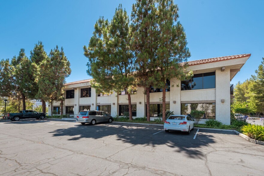 More Photos Of 468 Pennsfield Pl, Thousand Oaks Office For Lease