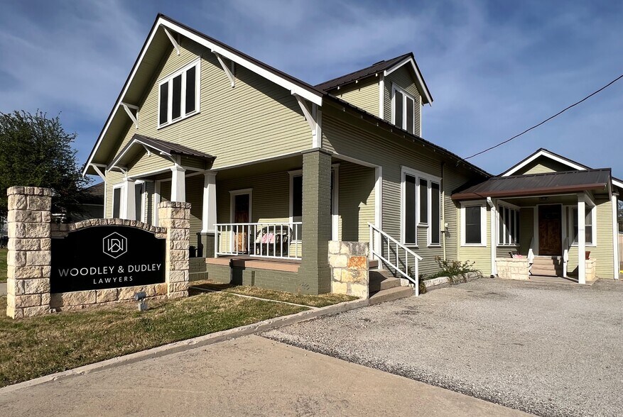 Primary Photo Of 306 N Austin St, Comanche Office For Sale