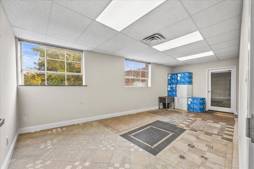 More Photos Of 31 Warren Pl, Mount Vernon Warehouse For Lease