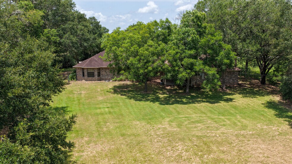 More Photos Of 655 Farmers Rd, Brenham Loft Creative Space For Sale