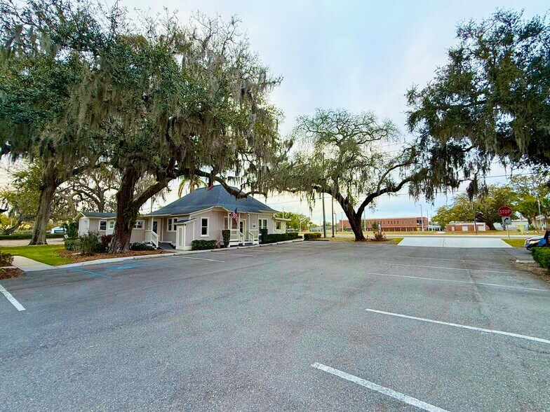 More Photos Of 169 W Broadway St, Oviedo Medical For Lease