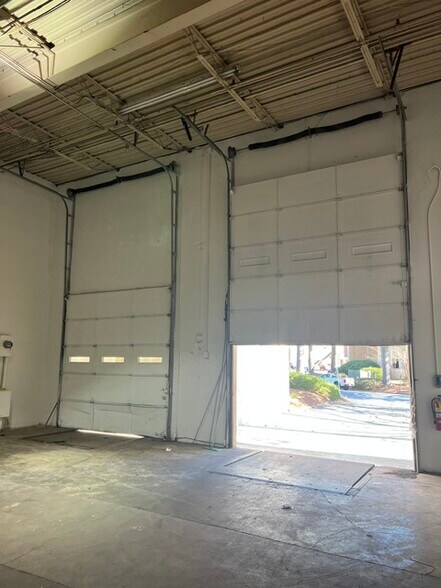 More Photos Of 2679 Peachtree Sq, Doraville Warehouse For Sale