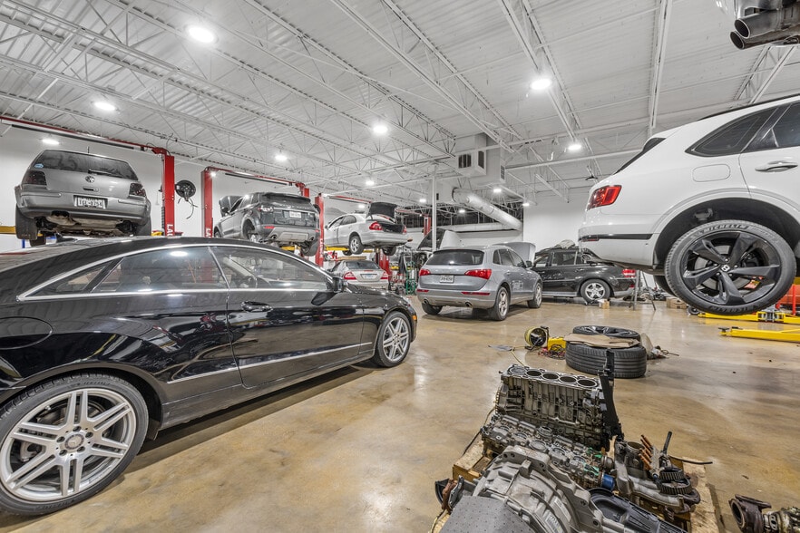 More Photos Of 2415 W Northwest Hwy, Dallas Storefront For Lease