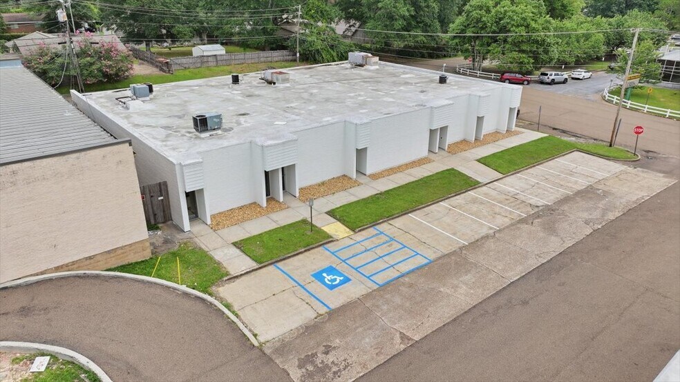 More Photos Of 211 Gay St, Mccomb Office For Lease
