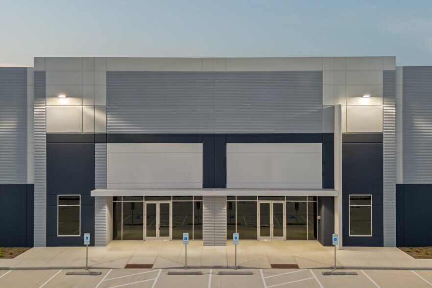 More Photos Of 701 North Red Bud Lane, Round Rock Unknown For Lease