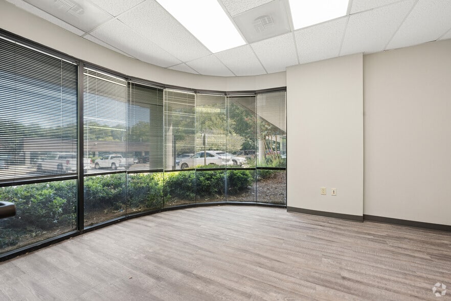 More Photos Of 1275 Kennestone Cir, Marietta Unknown For Lease