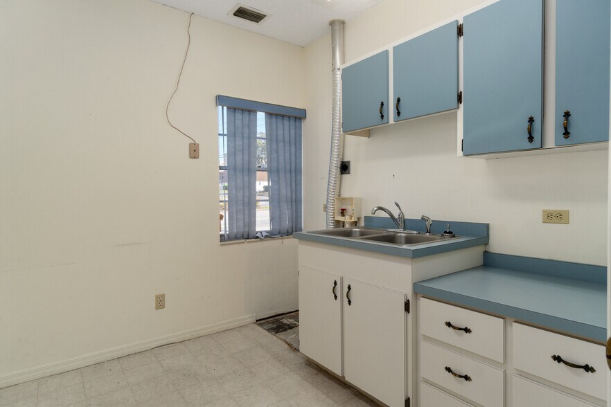 More Photos Of 300 S Line Ave, Inverness Medical For Sale