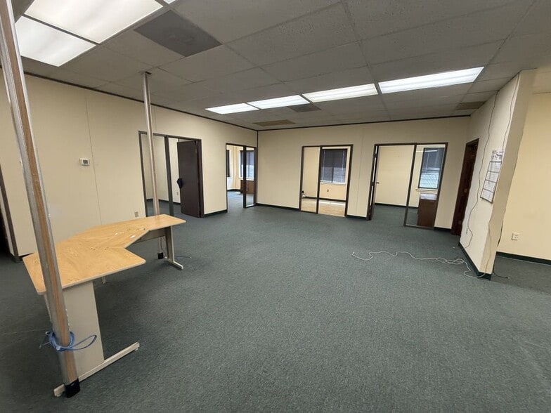 More Photos Of 10 Capital Dr, Wallingford Manufacturing For Lease