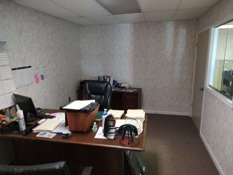 More Photos Of 1210 Madison St, Shelbyville Freestanding For Lease