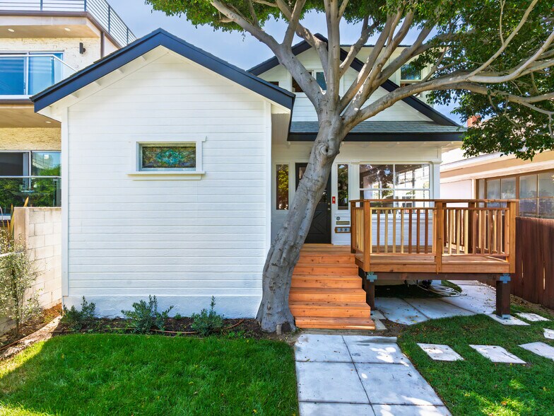 Primary Photo Of 58 Ozone Ave, Venice Specialty For Sale