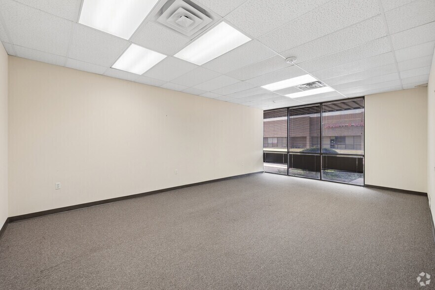 More Photos Of 801-815 Greenview Dr, Grand Prairie Unknown For Lease