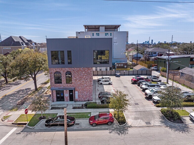 More Photos Of 841 Yale St, Houston Medical For Sale