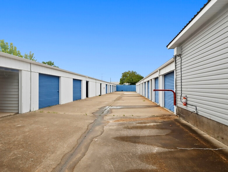 More Photos Of 906 Reppert St, Bacliff Self Storage For Sale