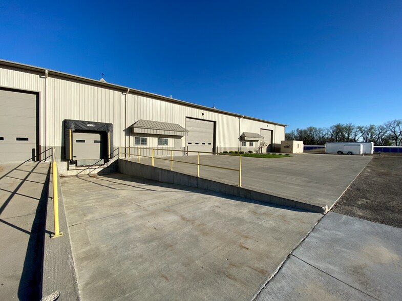 More Photos Of 100 Brakeshoe Ct, East Moline Warehouse For Lease