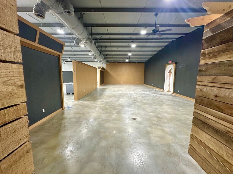 More Photos Of 1608 Madison St, Shelbyville General Retail For Sale