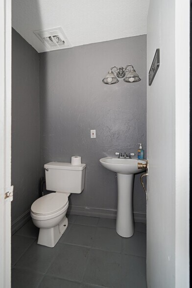 More Photos Of 1631 W Bay Dr, Largo Veterinarian Kennel For Sale