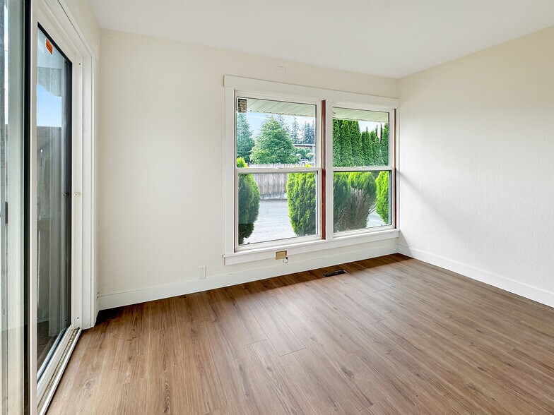 More Photos Of 902 E Maple St, Arlington Medical For Sale