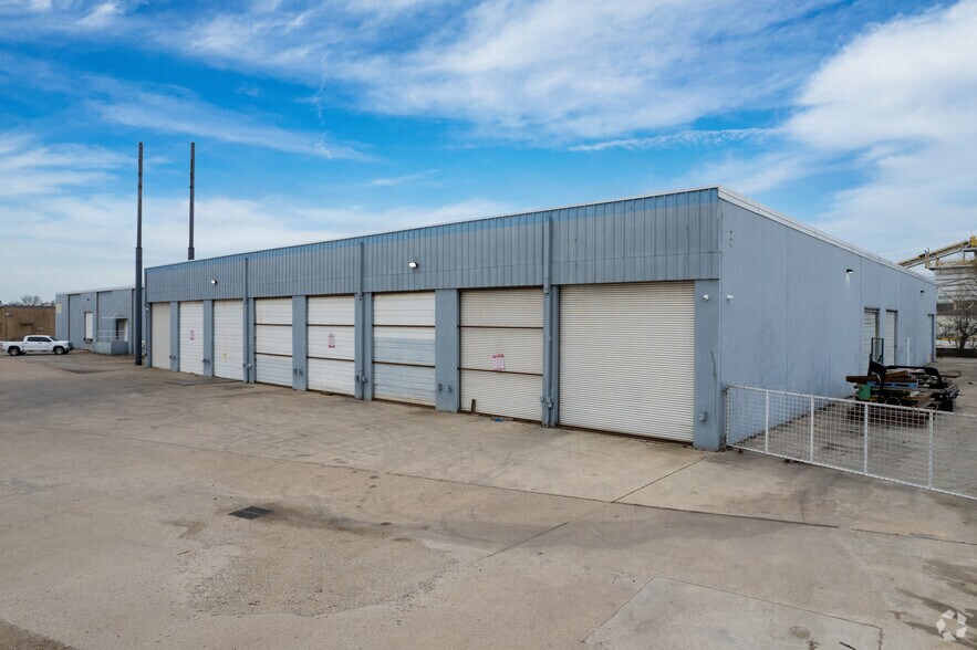 More Photos Of 5900 Old Hemphill Rd, Fort Worth Distribution For Sale
