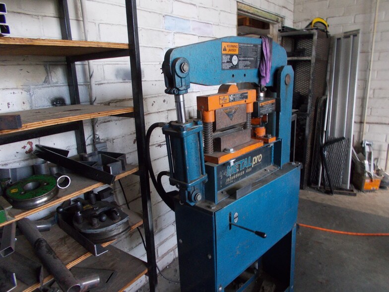 More Photos Of 225 W Hill St, Thomson Industrial For Sale