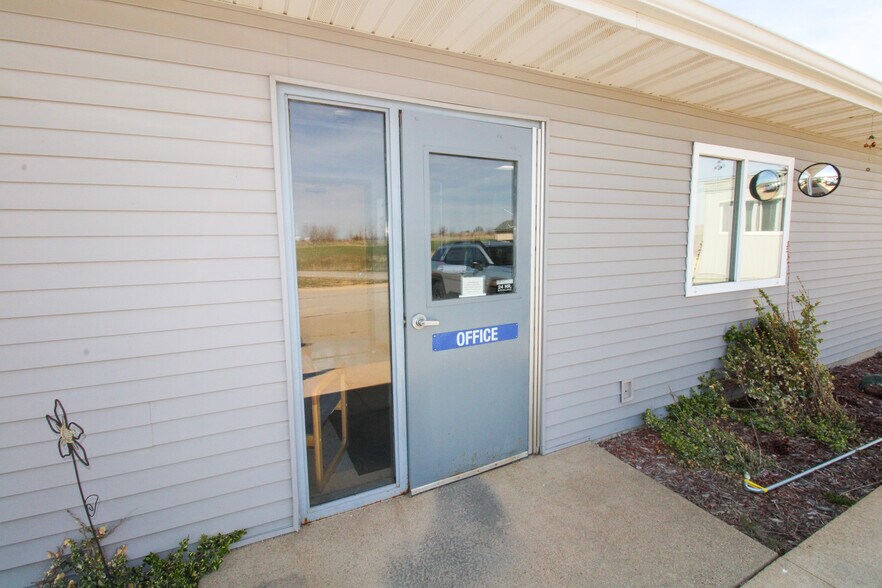 More Photos Of 5640 44th Ave S, Clinton Industrial For Sale