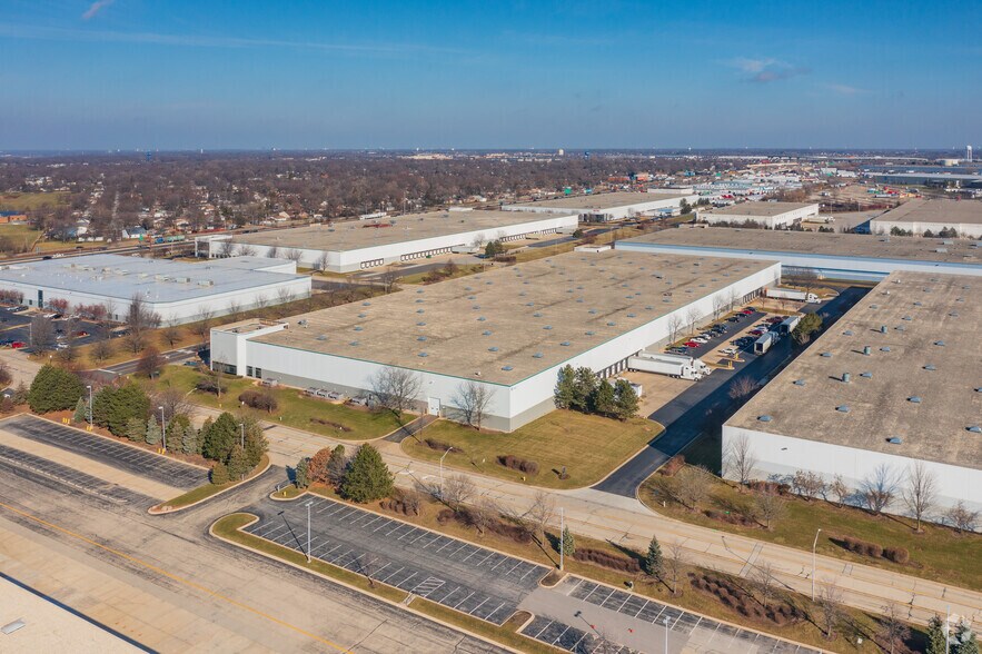 More Photos Of 365 Crossing Rd, Bolingbrook Distribution For Lease