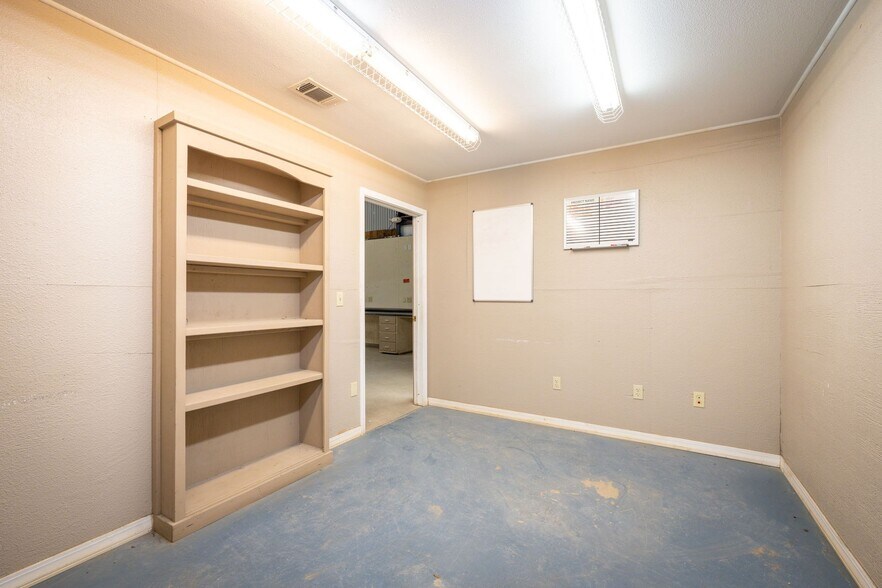 More Photos Of 180 Spring Mountain Dr, Canyon Lake Distribution For Sale