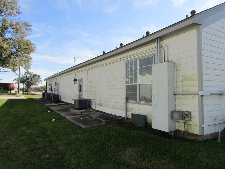 More Photos Of 521 N Lewis St, New Iberia Freestanding For Sale