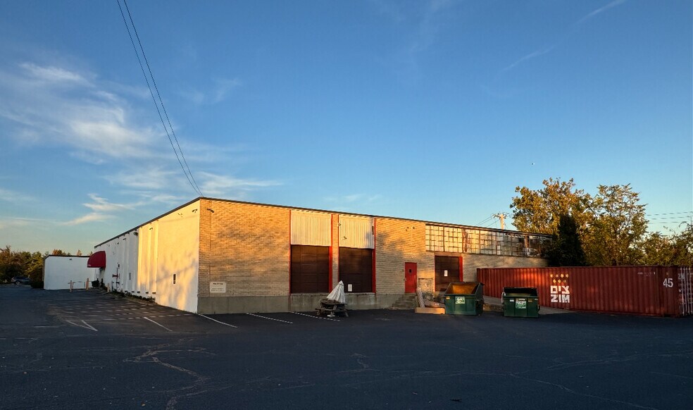 More Photos Of 219 S Service Rd, Plainview Warehouse For Lease