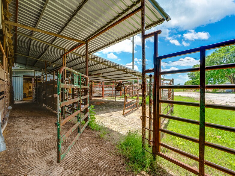 More Photos Of 1853 S Broadway St, Coalgate Flex For Sale