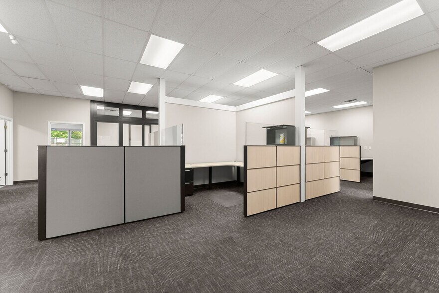 More Photos Of 3917 Old Flowery Branch Rd, Oakwood Flex For Lease
