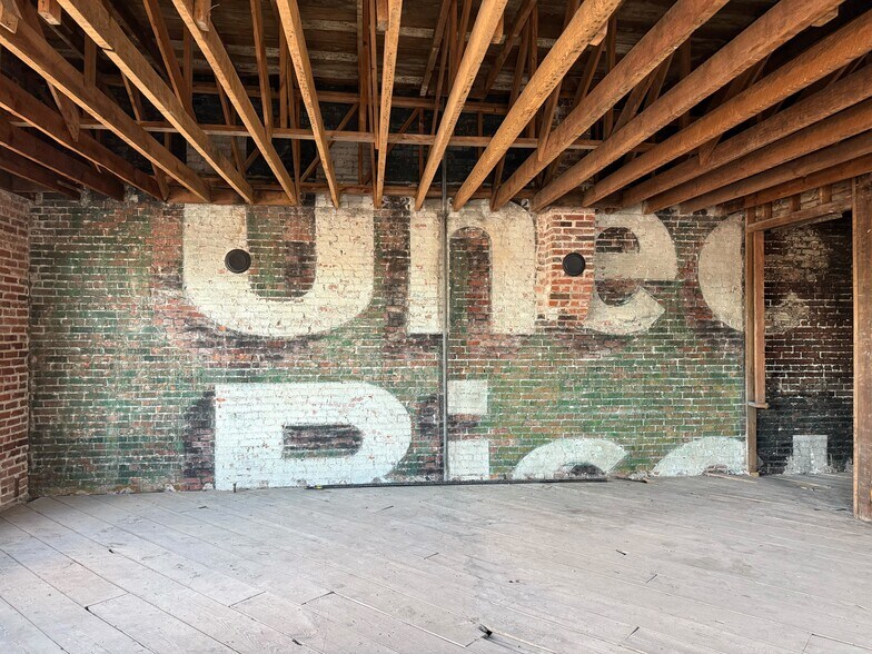 More Photos Of 120 S Main St, Joplin General Retail For Sale