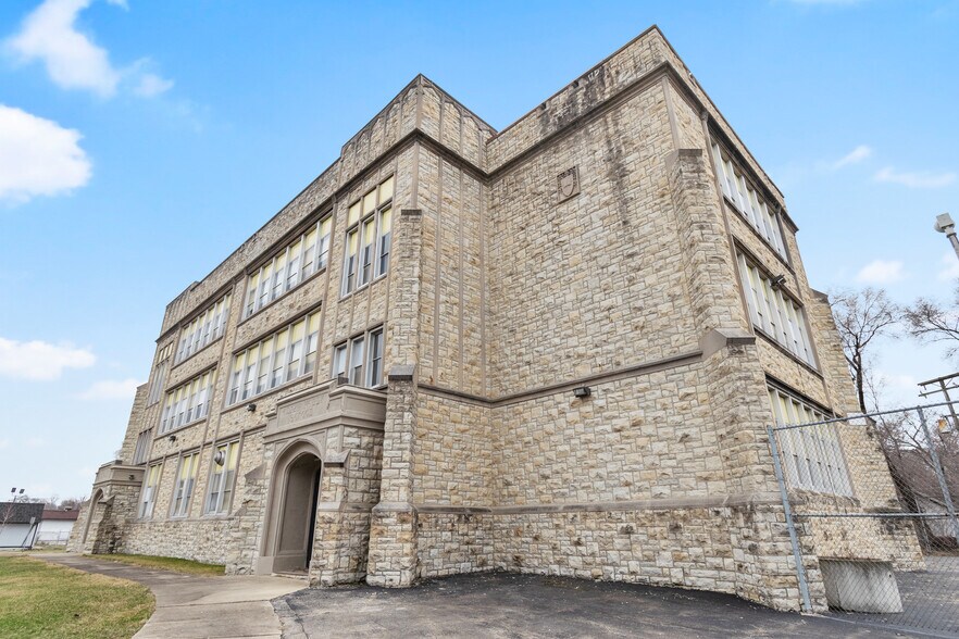 More Photos Of 100 McDonough St, Joliet Schools For Sale