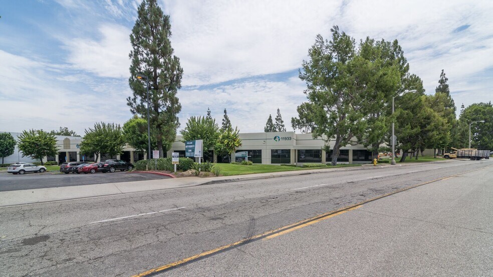 More Photos Of 11925-11933 Los Nietos Rd, Santa Fe Springs Manufacturing For Lease