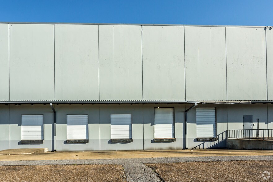 More Photos Of 3615 Lamar Ave, Memphis Warehouse For Lease
