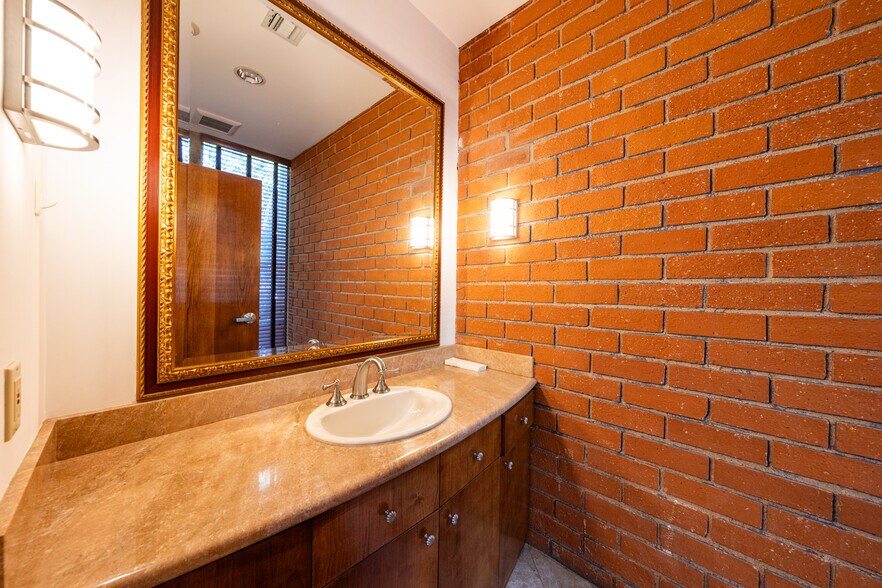 More Photos Of 690 E Green St, Pasadena Office For Lease