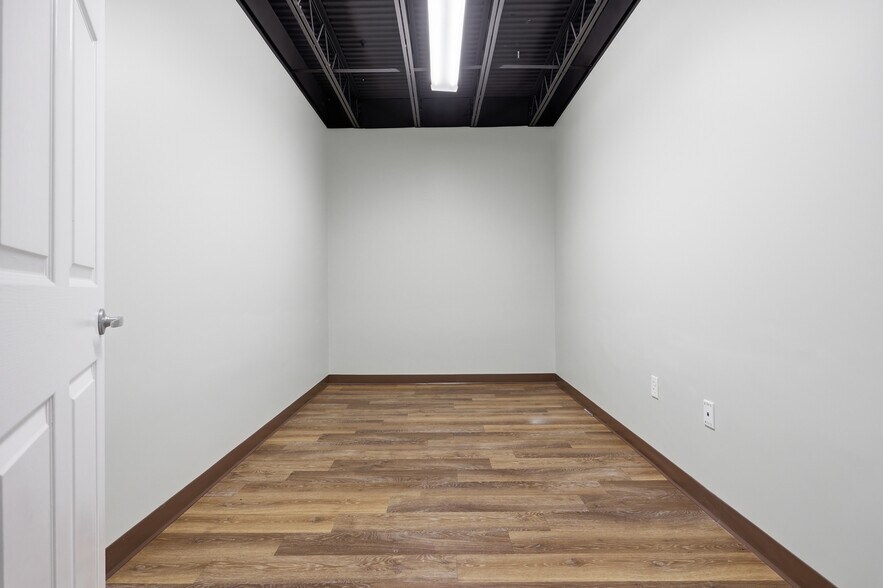 More Photos Of 180 Bear Hill Rd, Waltham Hospital For Lease
