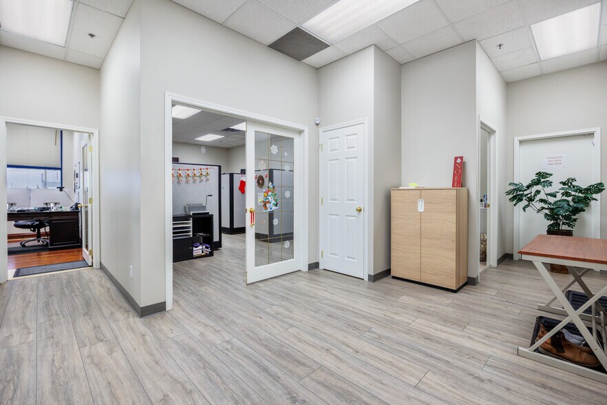 More Photos Of 4999 43rd St SE, Calgary Light Distribution For Sale