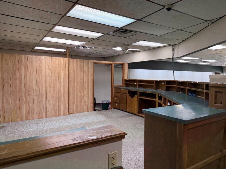 More Photos Of 700 E Broadway St, Lexington Drugstore For Sale
