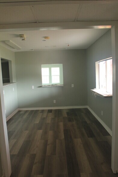 More Photos Of 620 Brazosport Blvd N, Clute Flex For Lease