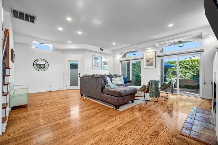 More Photos Of 179 Pomona Ave, Long Beach Hospitality For Sale