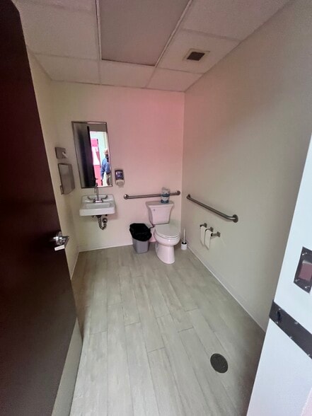 More Photos Of 1505 Eastland Dr, Bloomington Medical For Lease