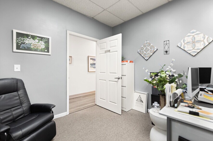 More Photos Of 725 S Main St, London Medical For Sale