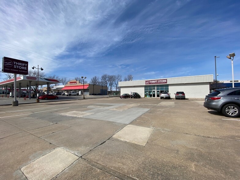 Primary Photo Of 12104 Blue Ridge Blvd, Grandview Freestanding For Lease