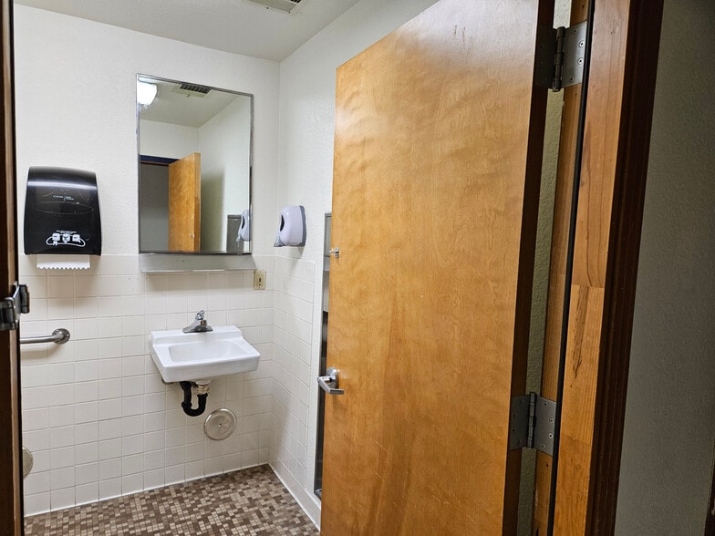 More Photos Of 142 N 9th St, Modesto Office For Lease