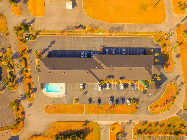 More Photos Of 125 Venture Dr, Brunswick Hotel For Sale