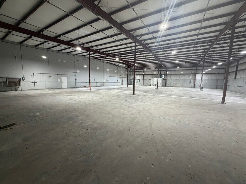 More Photos Of 2402 Clark St, Apopka Manufacturing For Lease